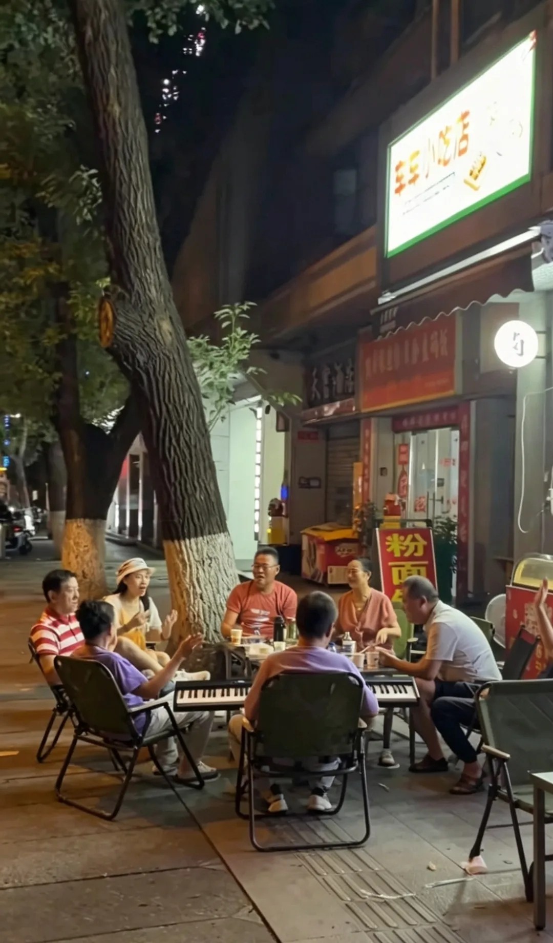 长沙人民中路戏剧街的小吃店，白天卖凉面，晚上变成歌舞厅