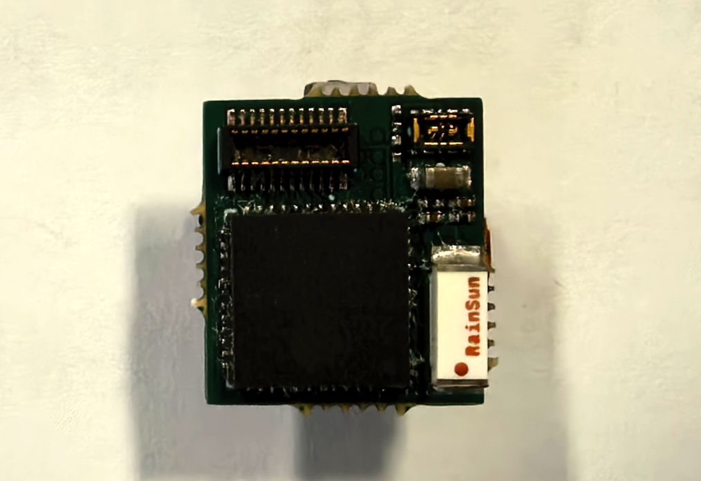 中国科学家研制出世界最轻无线介观显微镜：1 克，能戴着看大脑